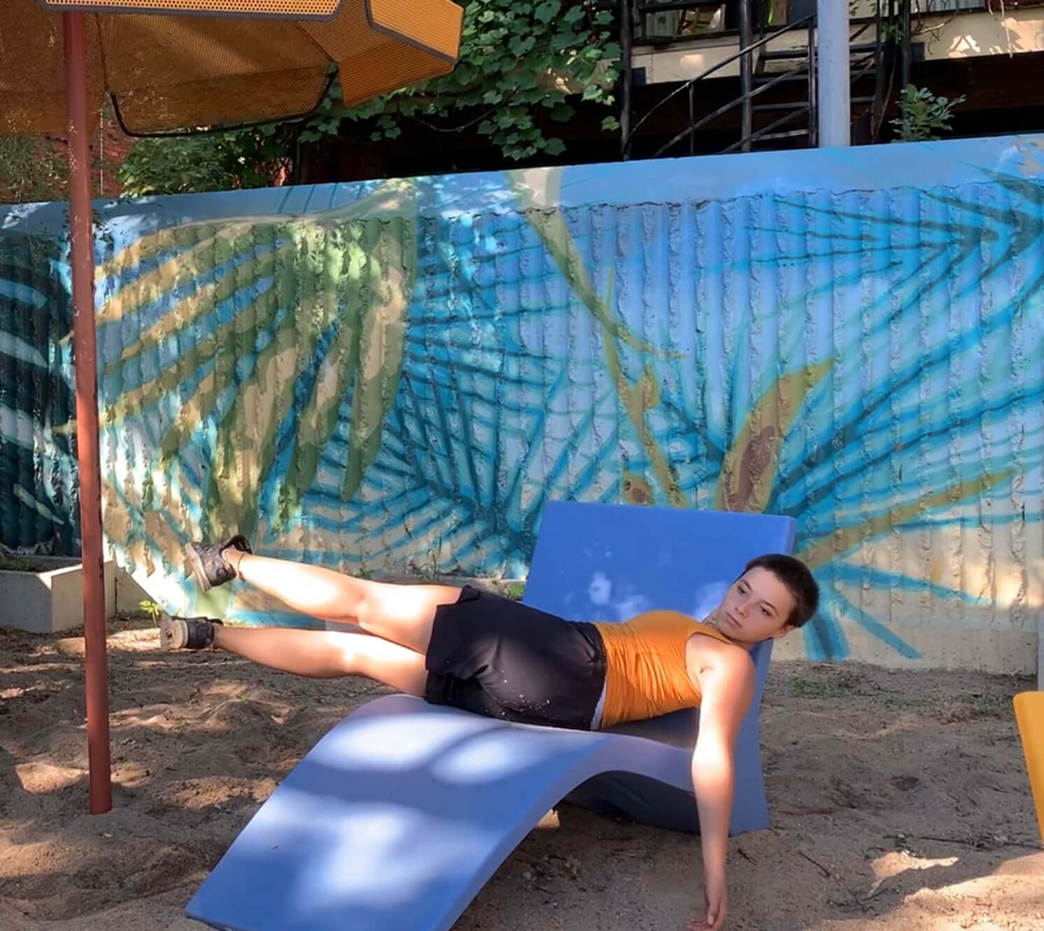 L'interprète en danse Julianne Decerf, en équilibre sur sa hanche, son seul point d'appui sur une chaise.