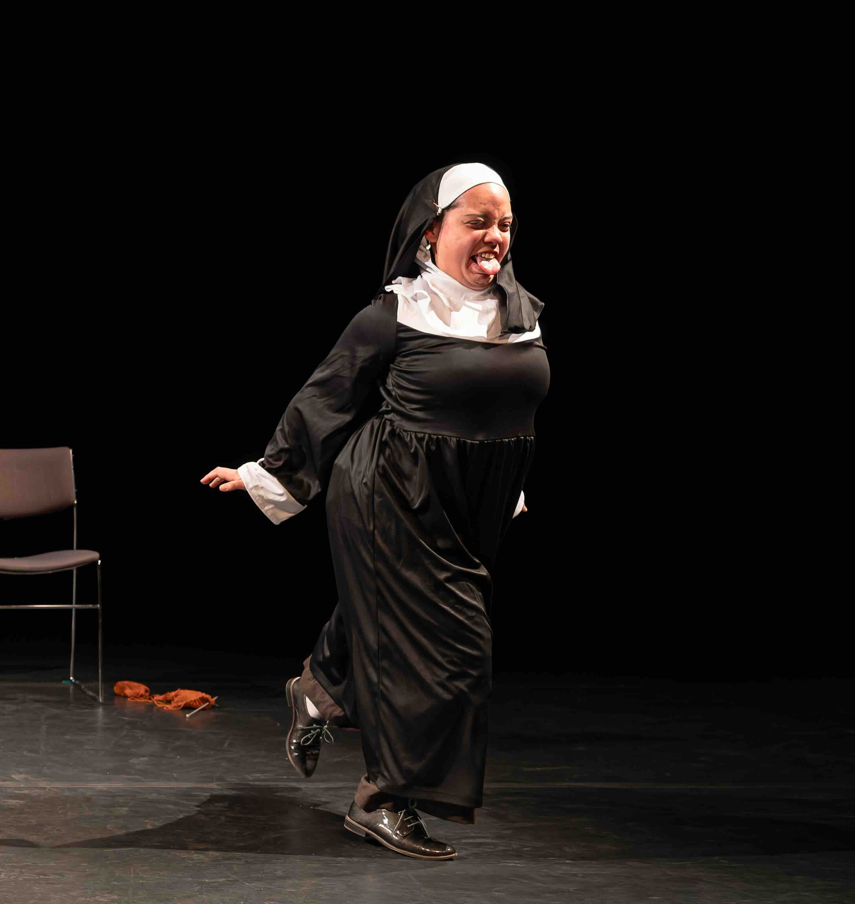 Un pape qui vole et deux soeurs religieuses s'étreignent