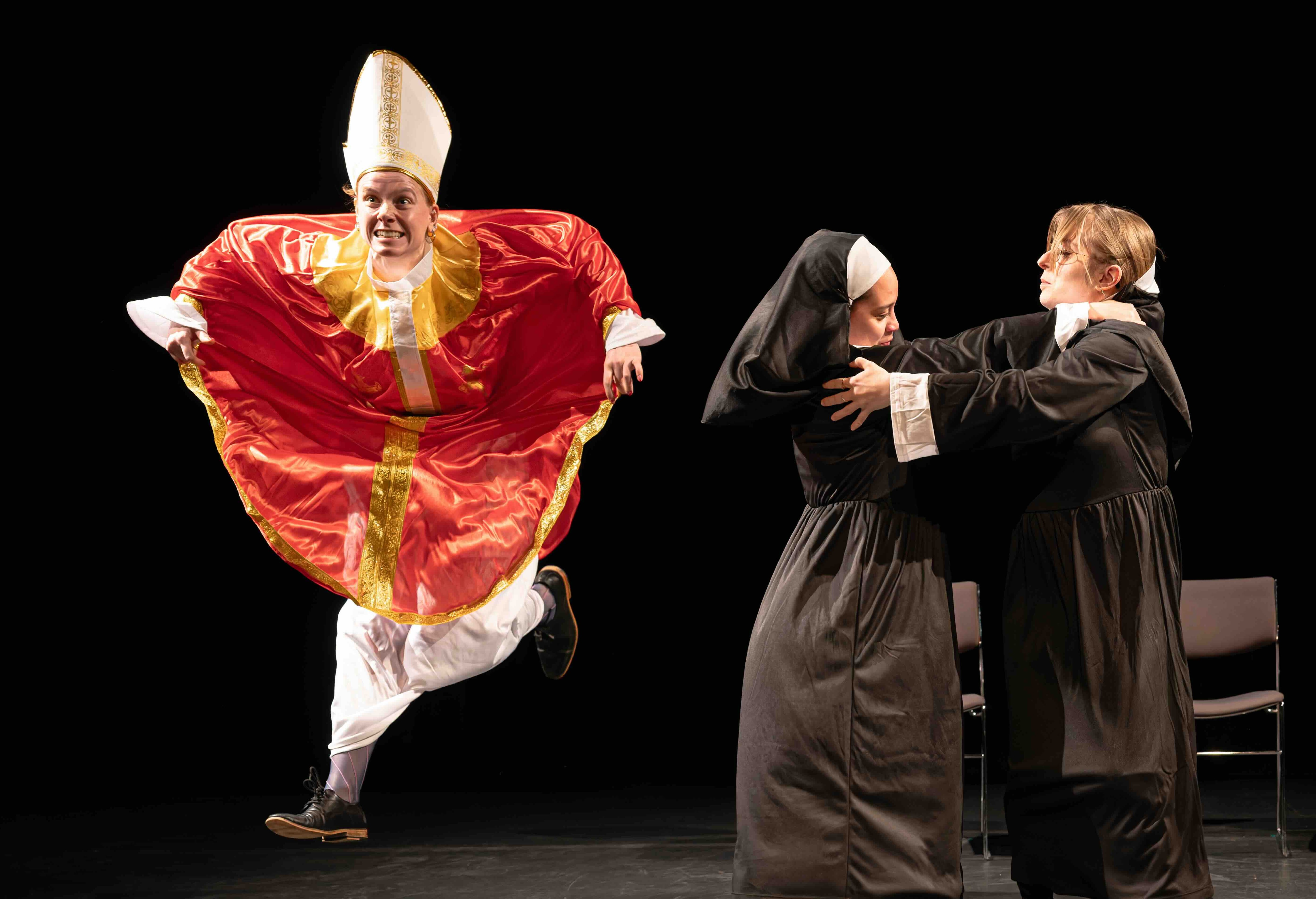 Un pape et deux soeurs chantent.