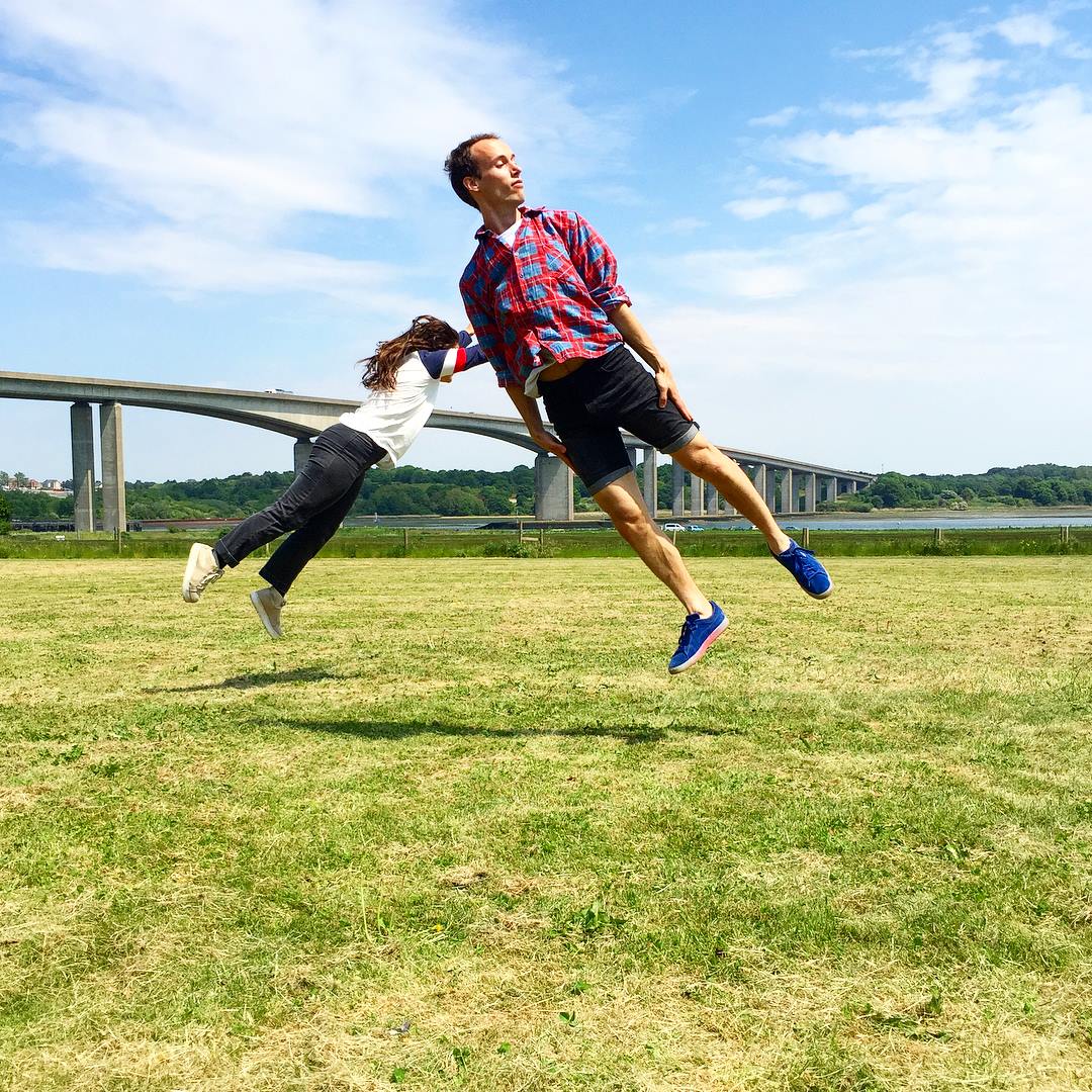 Guillaume et Roxanne jumping outside, their bodies on a diagonal