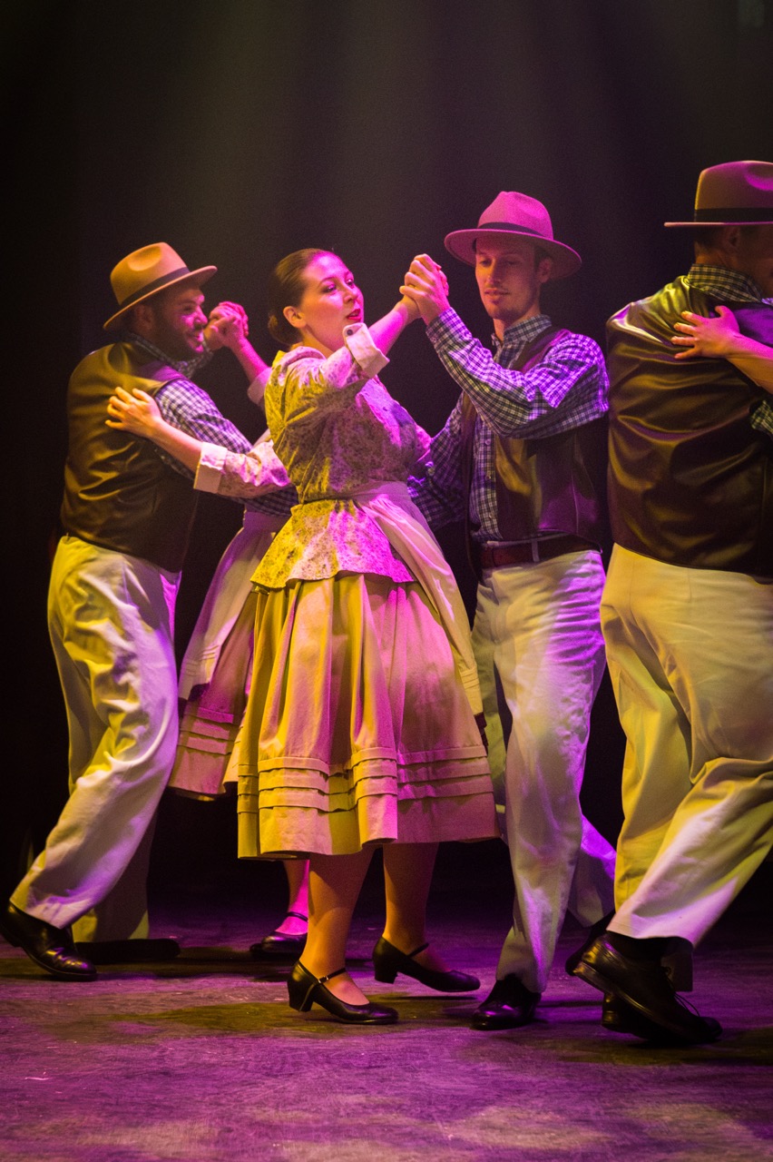 Un groupe de danseurs dans une danse traditionnelle québécoise